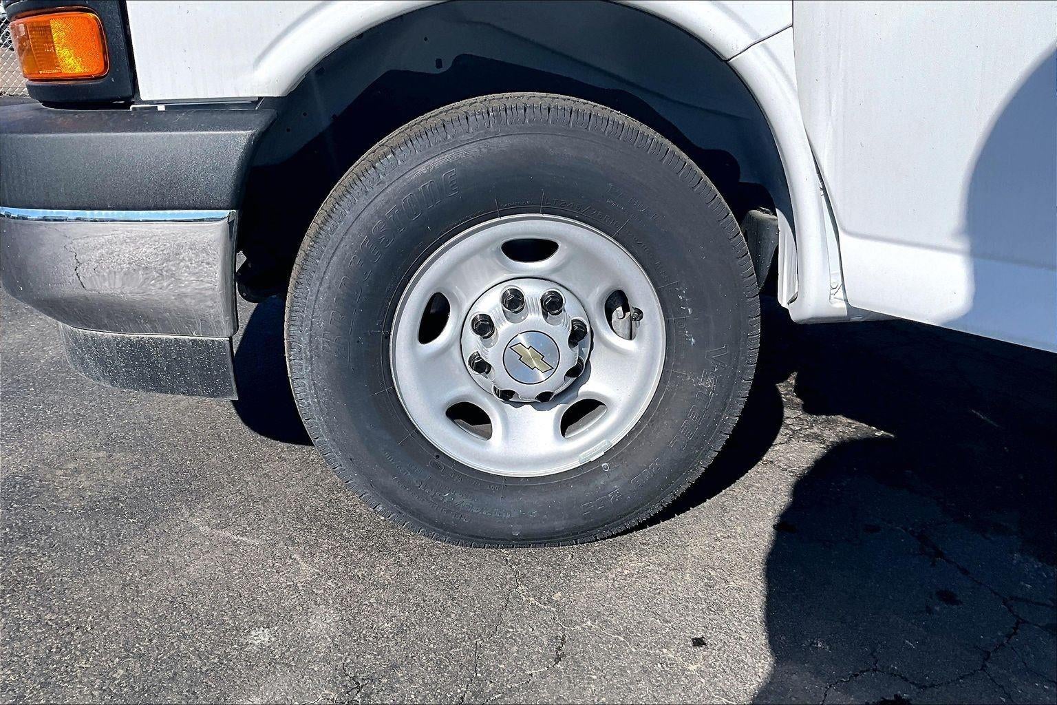 2025 Chevrolet Express Cutaway 3500 1WT