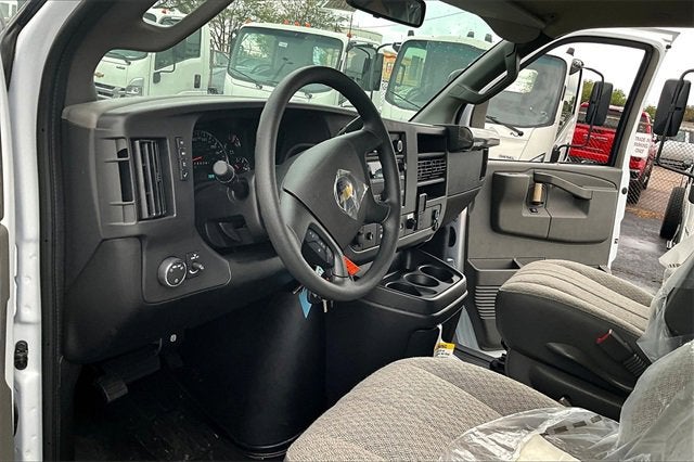 2025 Chevrolet Express Cutaway 3500 1WT