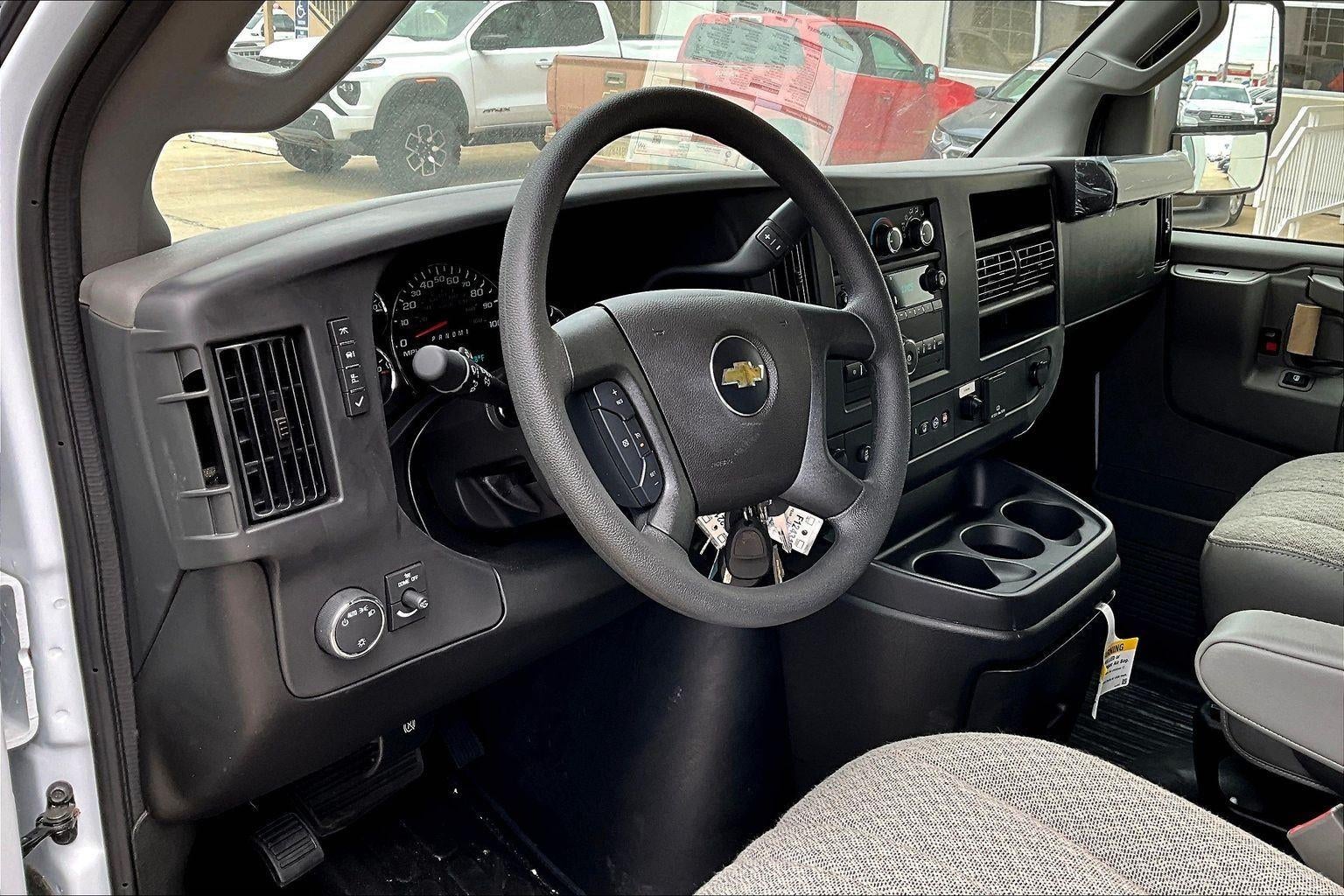 2025 Chevrolet Express Cutaway 3500 1WT