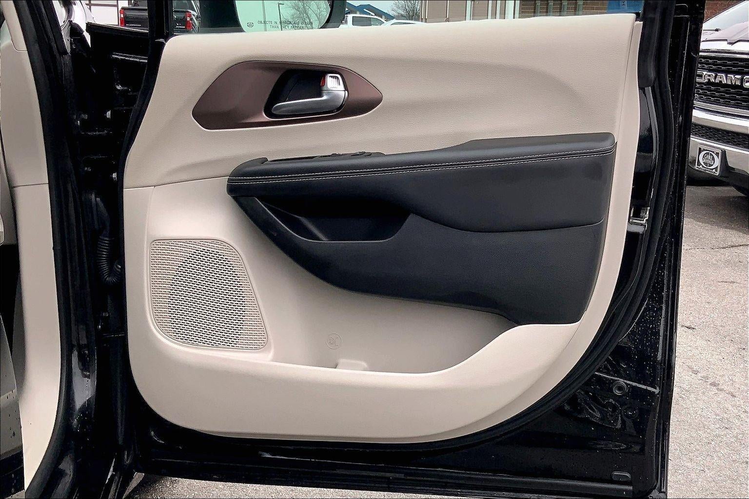 2024 Chrysler Voyager LX