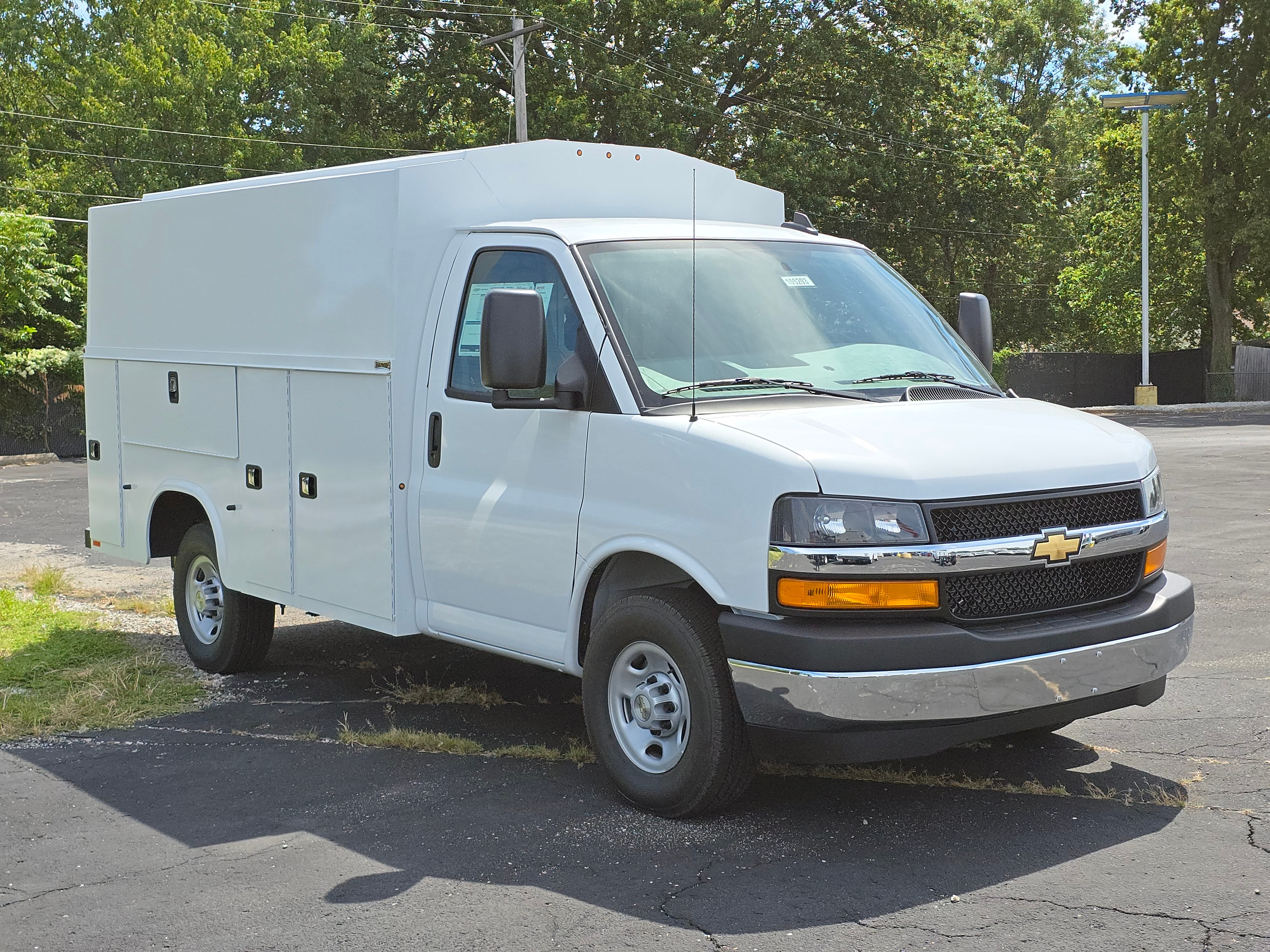 2025 Chevrolet Express Cutaway 3500 1WT