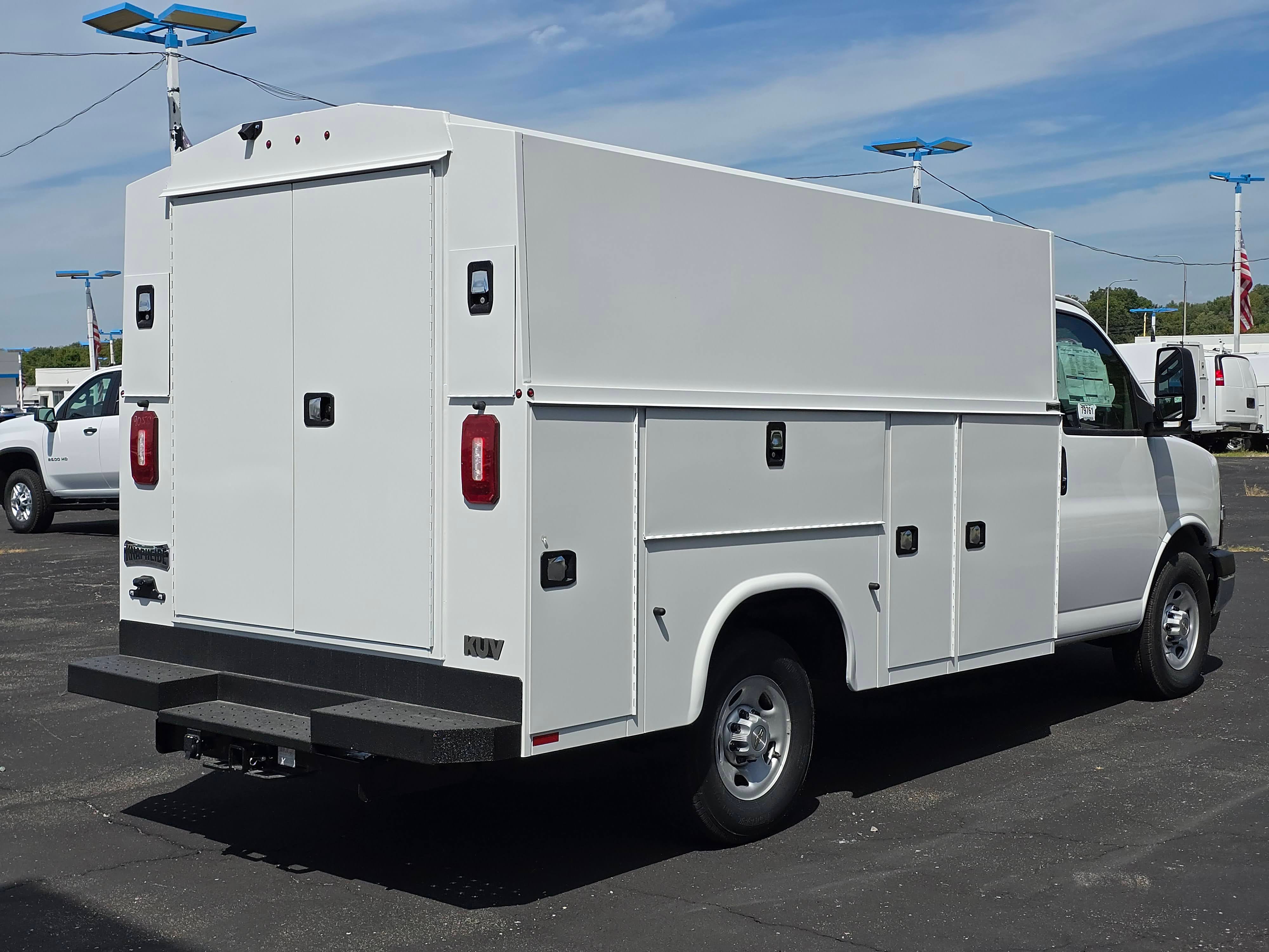 2025 Chevrolet Express Cutaway 3500 1WT