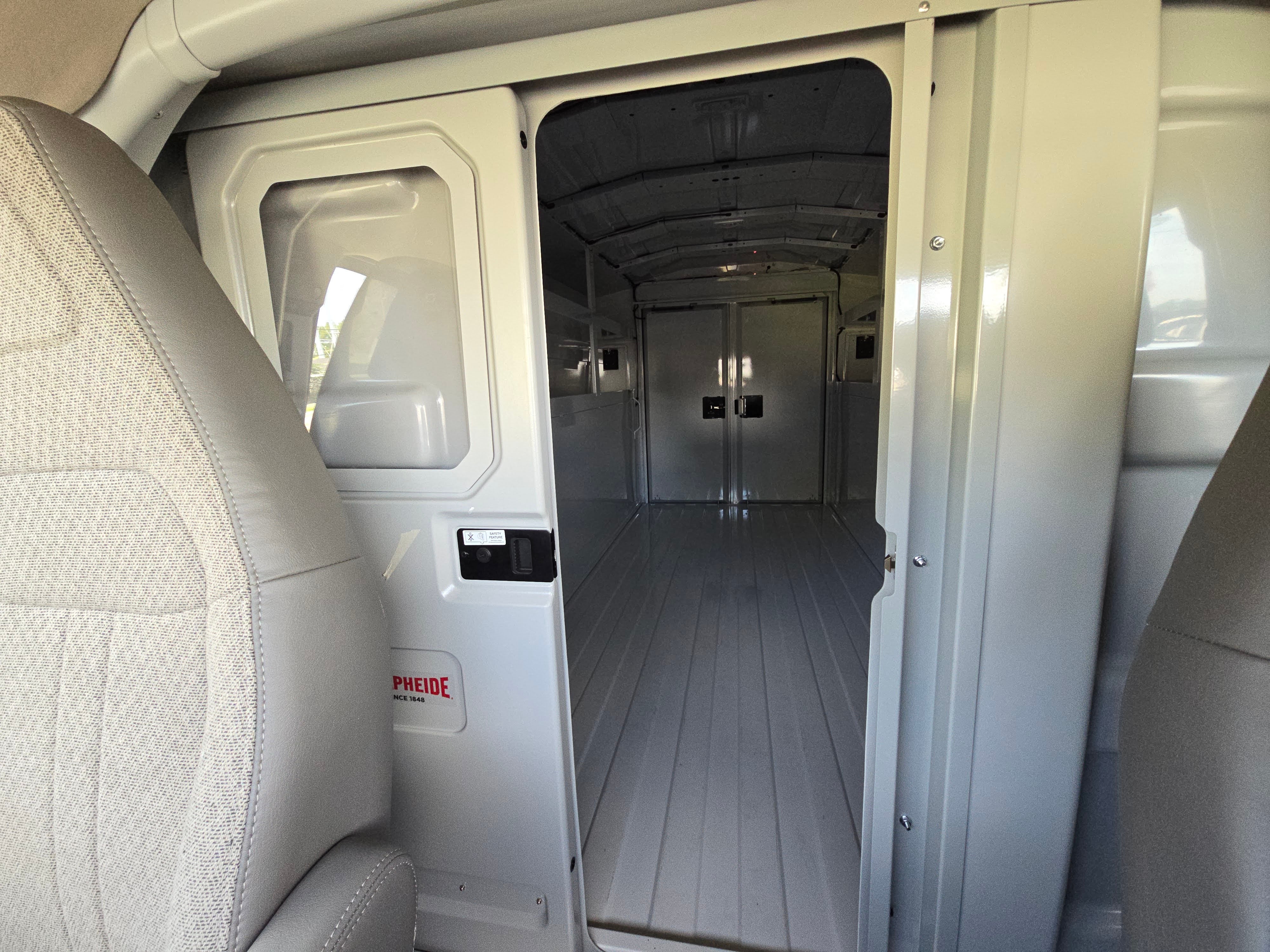 2025 Chevrolet Express Cutaway 3500 1WT