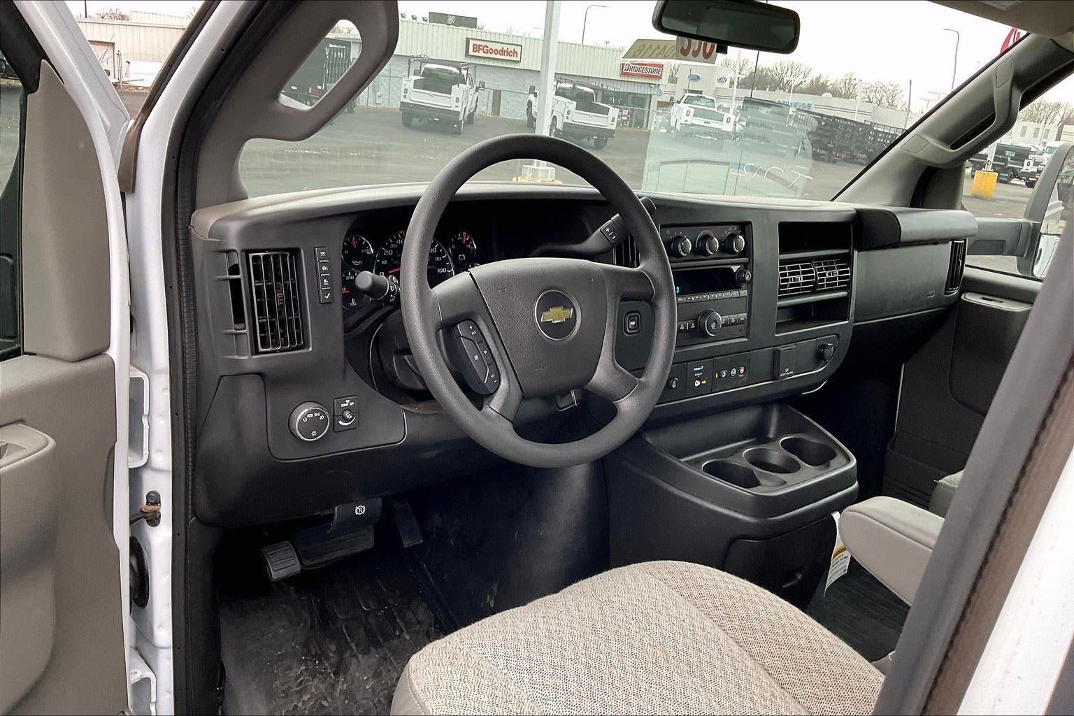 2025 Chevrolet Express Cutaway 3500 1WT