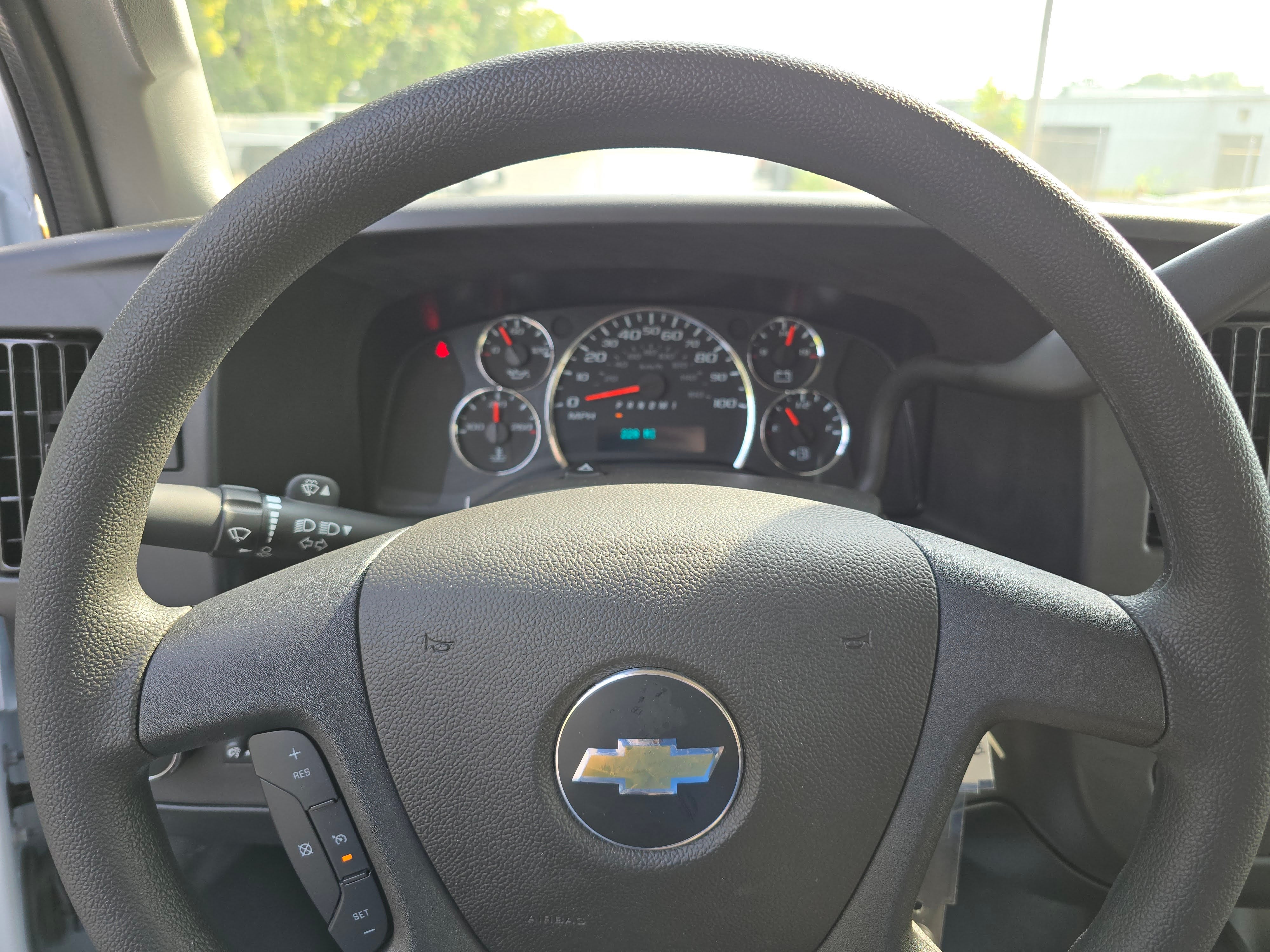 2025 Chevrolet Express Cutaway 3500 1WT