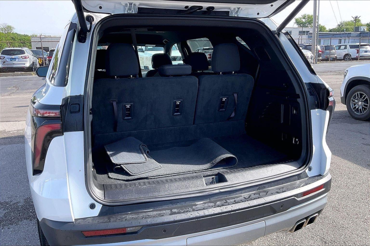 2024 Chevrolet Traverse LT
