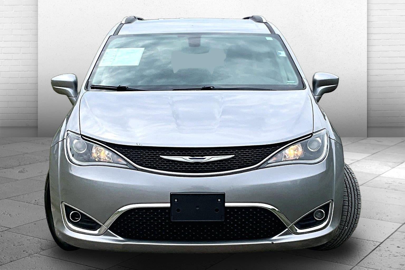 Used 2018 Chrysler Pacifica Touring L with VIN 2C4RC1BG2JR204109 for sale in Kansas City