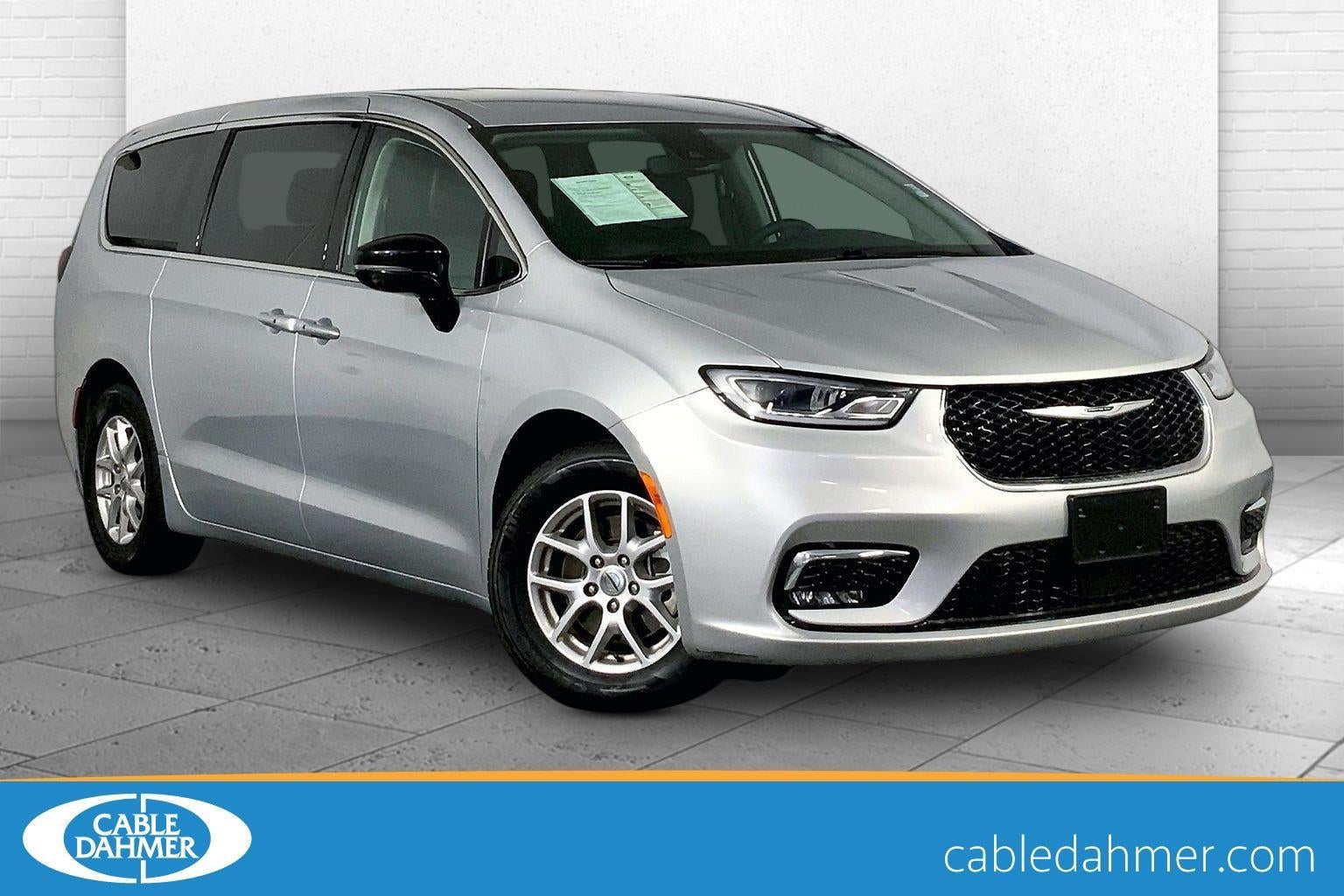 2024 Chrysler Pacifica Touring L's photo