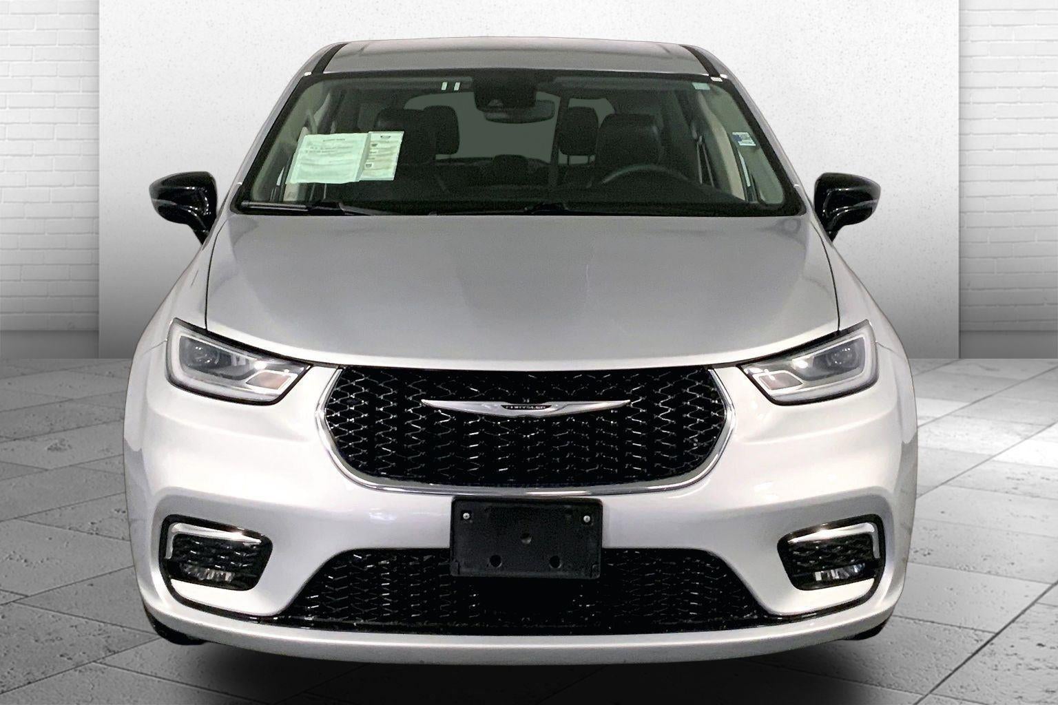 Used 2024 Chrysler Pacifica Touring L with VIN 2C4RC1BG7RR147126 for sale in Kansas City
