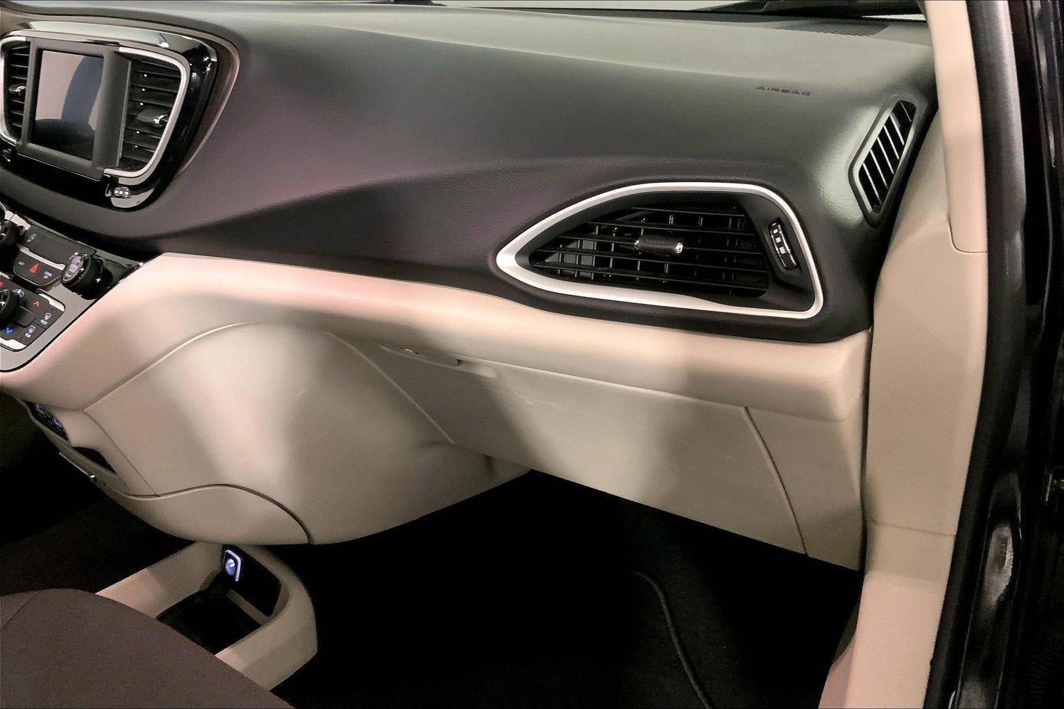 2024 Chrysler Voyager LX