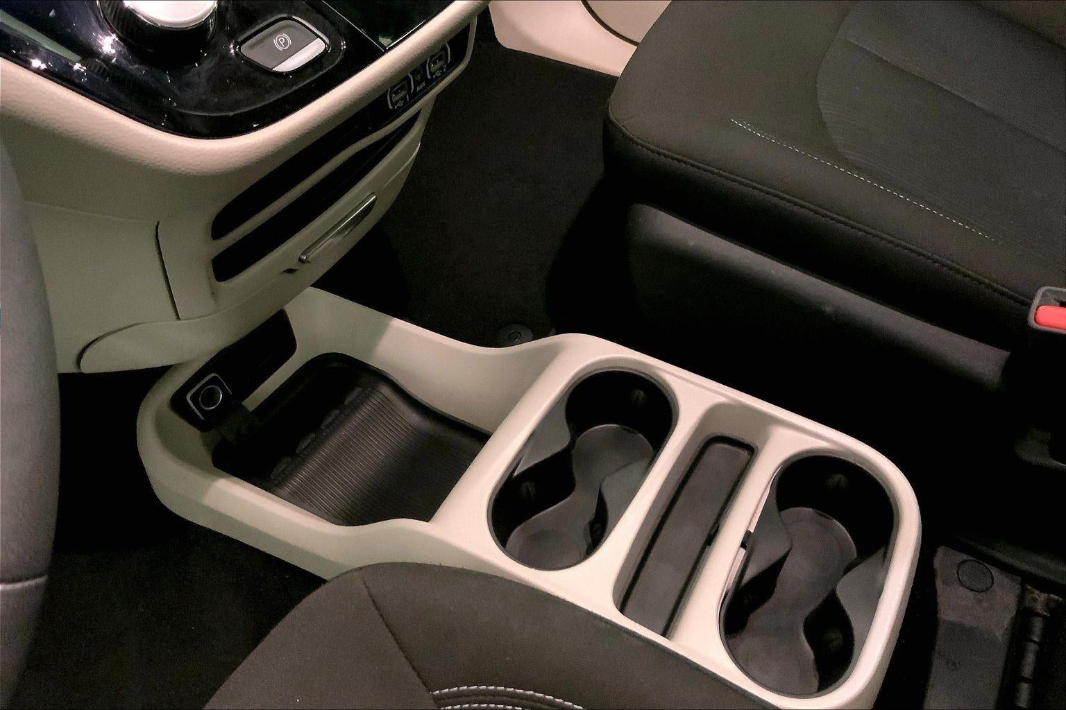 2024 Chrysler Voyager LX