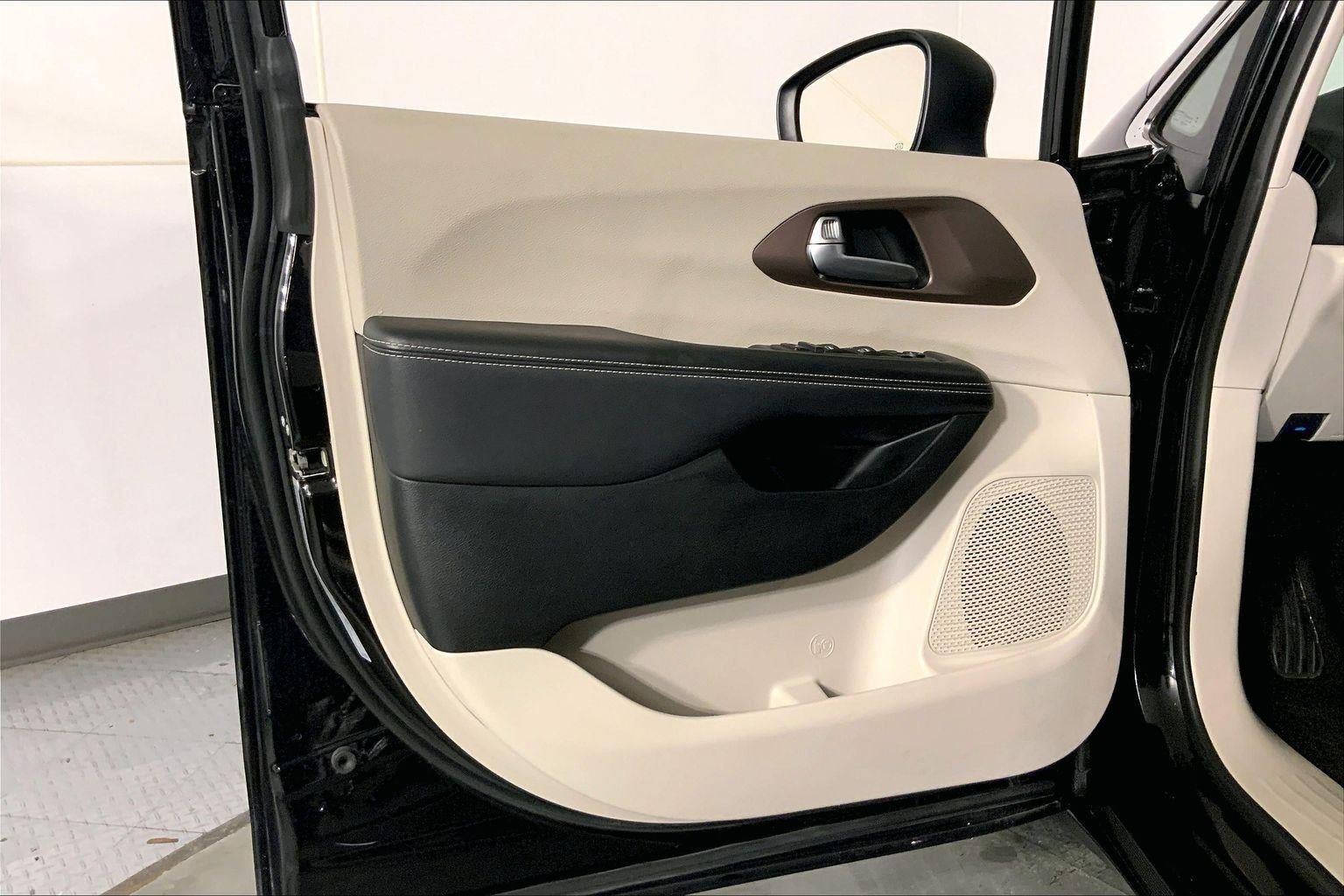 2024 Chrysler Voyager LX