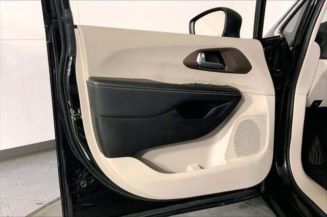 2024 Chrysler Voyager LX